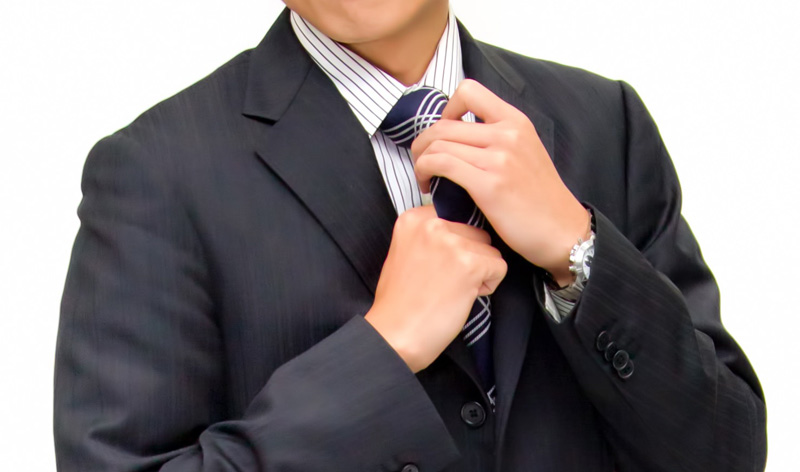 ネクタイを締める男性